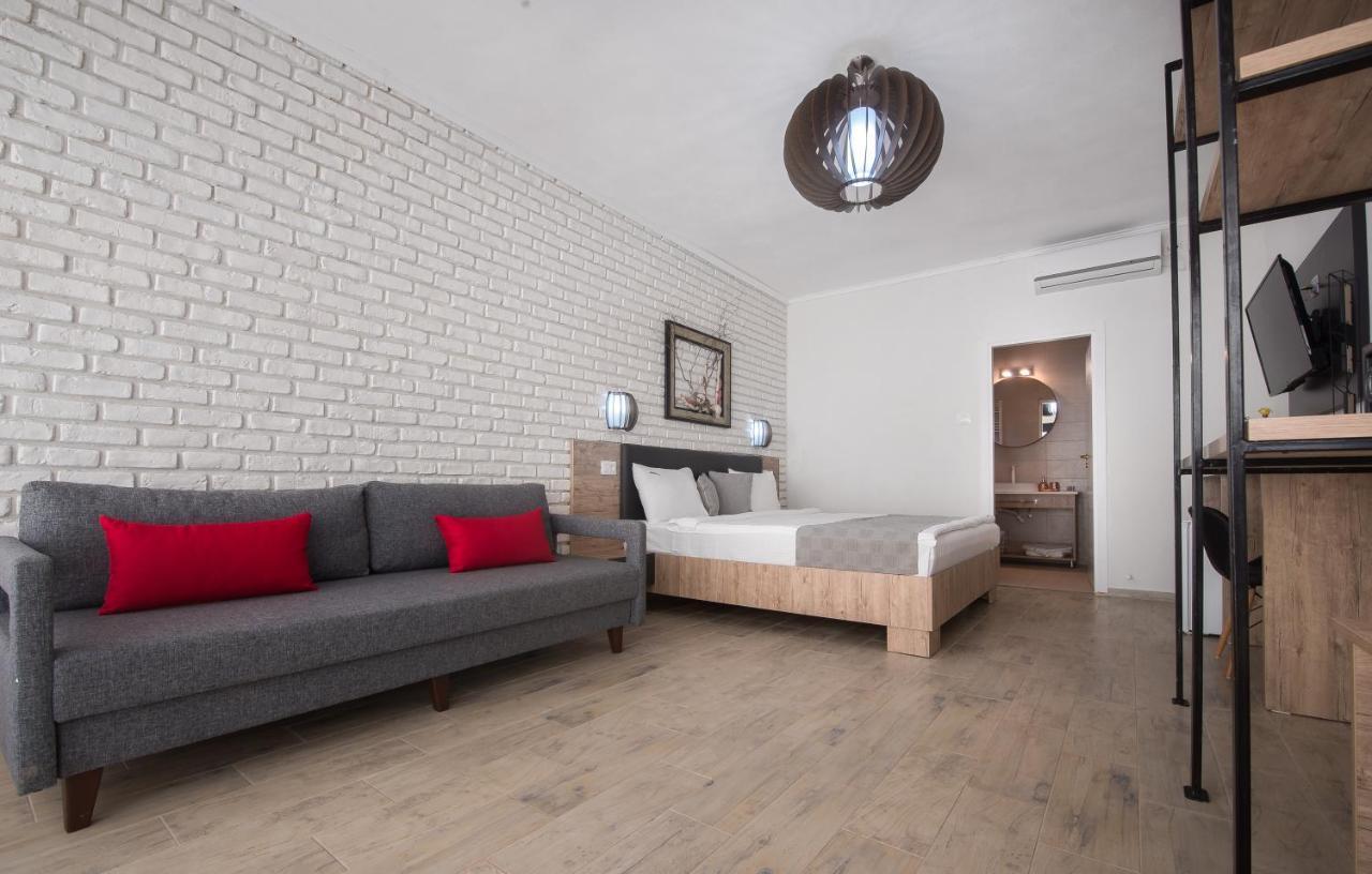 Boutique 23 Hotel Douazeci si Trei August Bagian luar foto