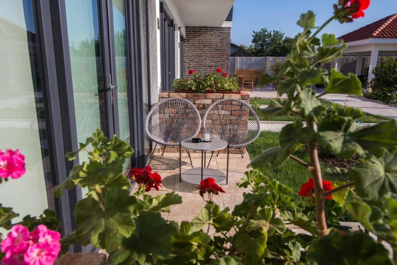 Boutique 23 Hotel Douazeci si Trei August Bagian luar foto