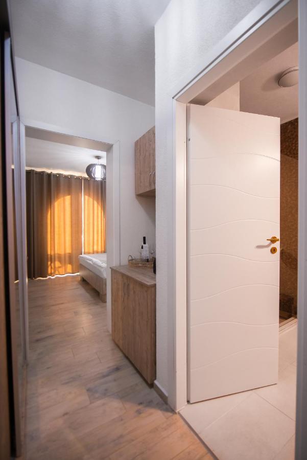 Boutique 23 Hotel Douazeci si Trei August Bagian luar foto