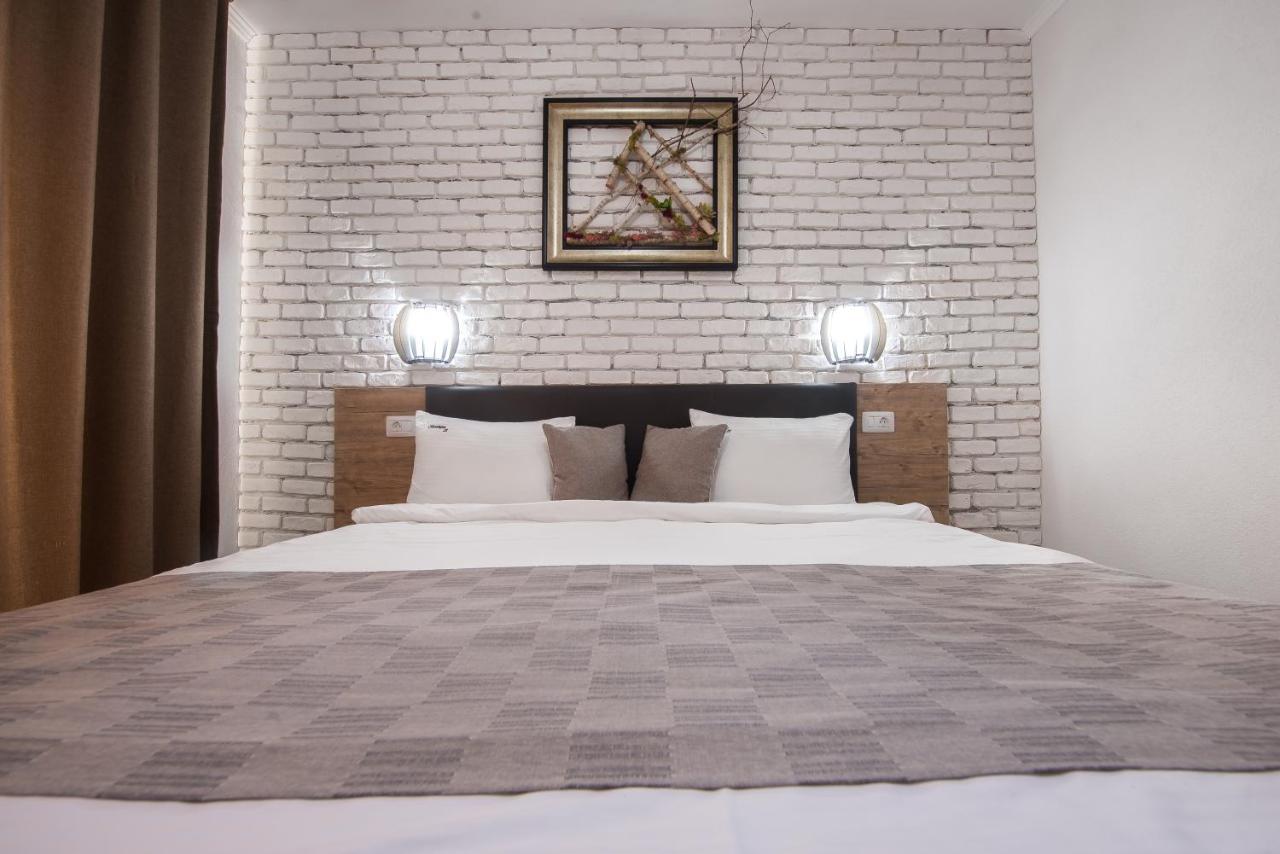 Boutique 23 Hotel Douazeci si Trei August Bagian luar foto