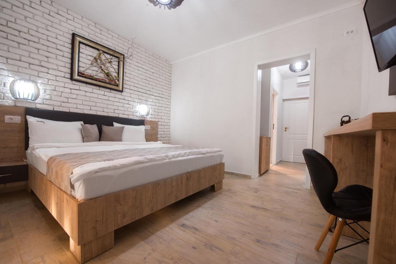 Boutique 23 Hotel Douazeci si Trei August Bagian luar foto