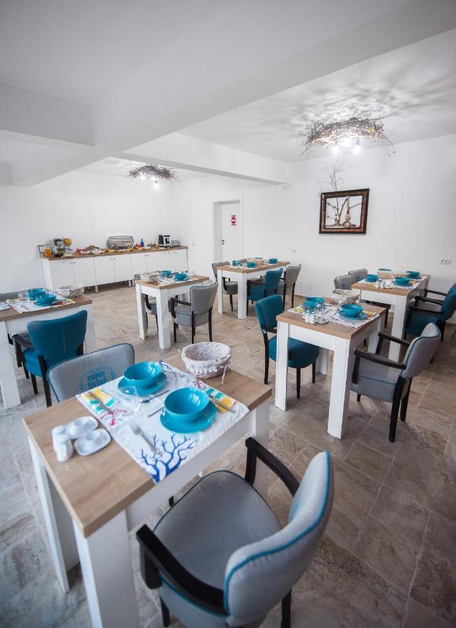 Boutique 23 Hotel Douazeci si Trei August Bagian luar foto