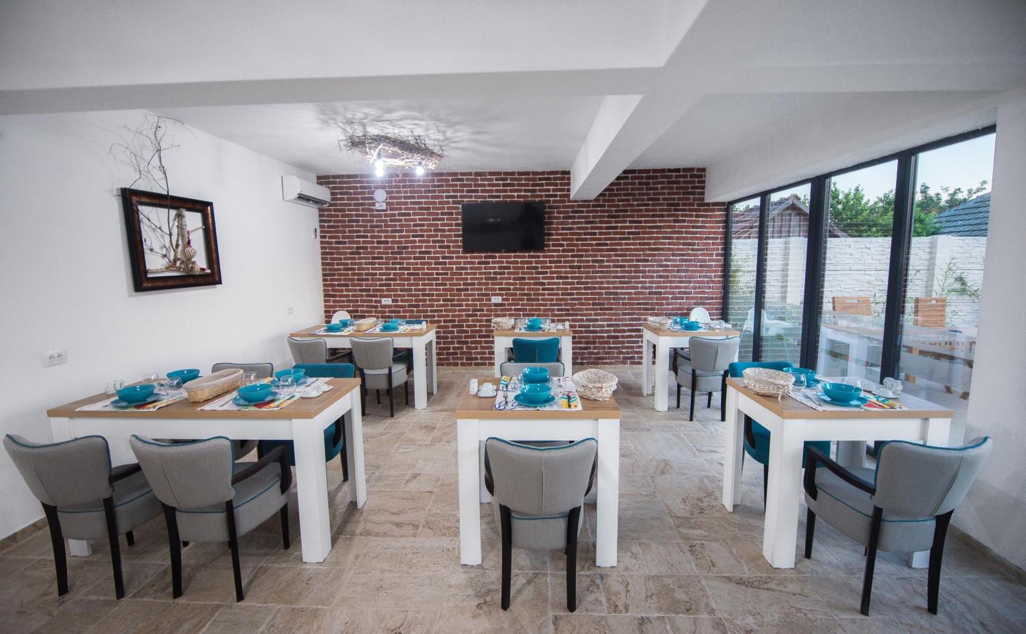 Boutique 23 Hotel Douazeci si Trei August Bagian luar foto
