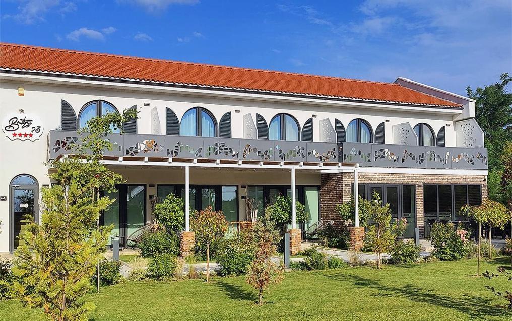 Boutique 23 Hotel Douazeci si Trei August Bagian luar foto