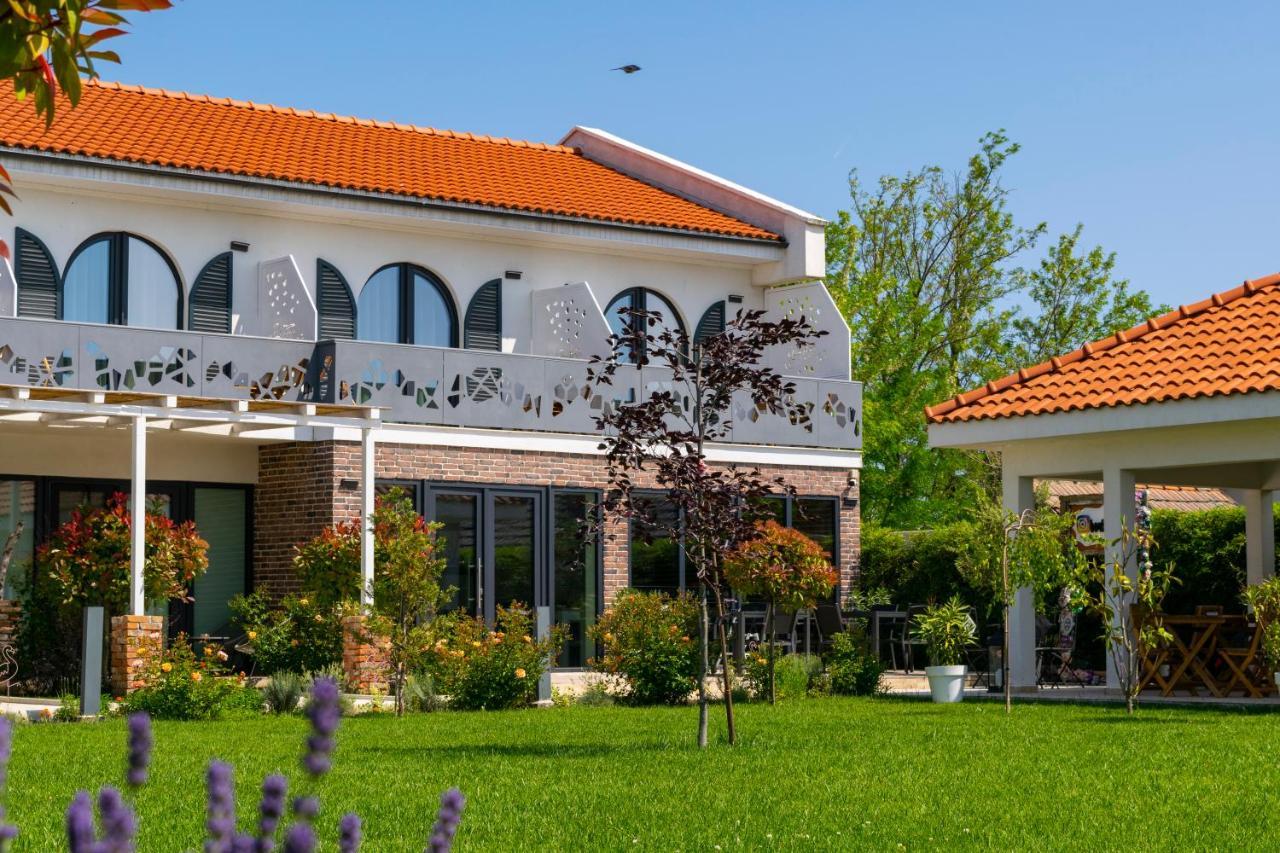 Boutique 23 Hotel Douazeci si Trei August Bagian luar foto