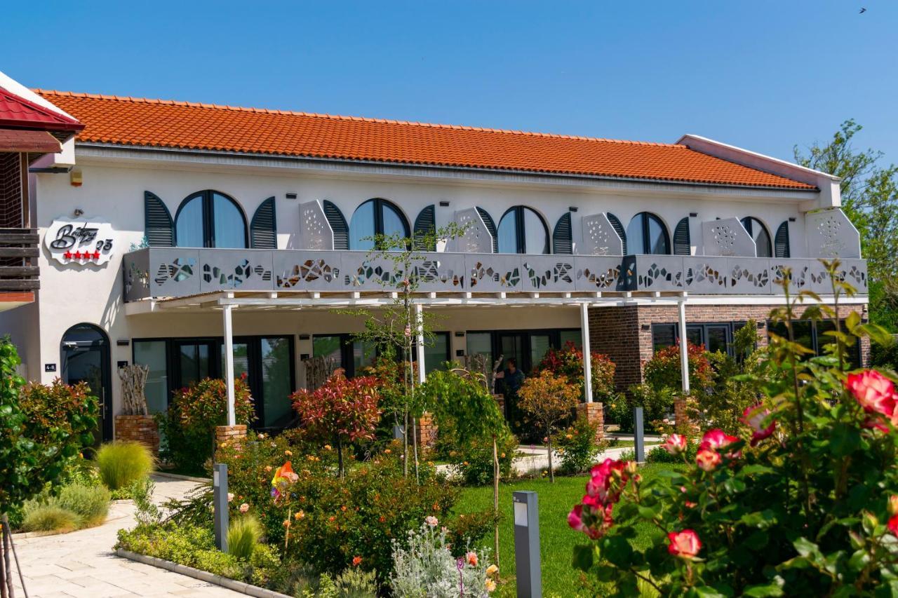 Boutique 23 Hotel Douazeci si Trei August Bagian luar foto