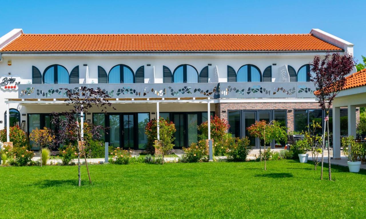 Boutique 23 Hotel Douazeci si Trei August Bagian luar foto