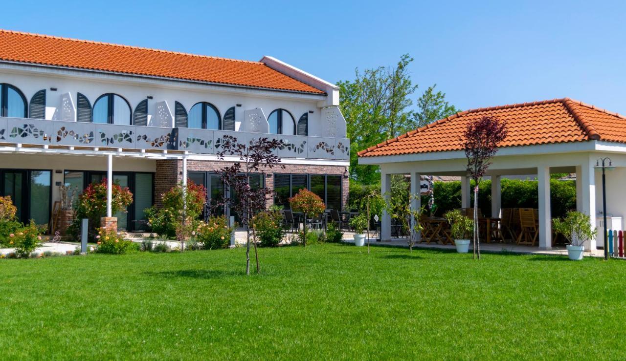 Boutique 23 Hotel Douazeci si Trei August Bagian luar foto