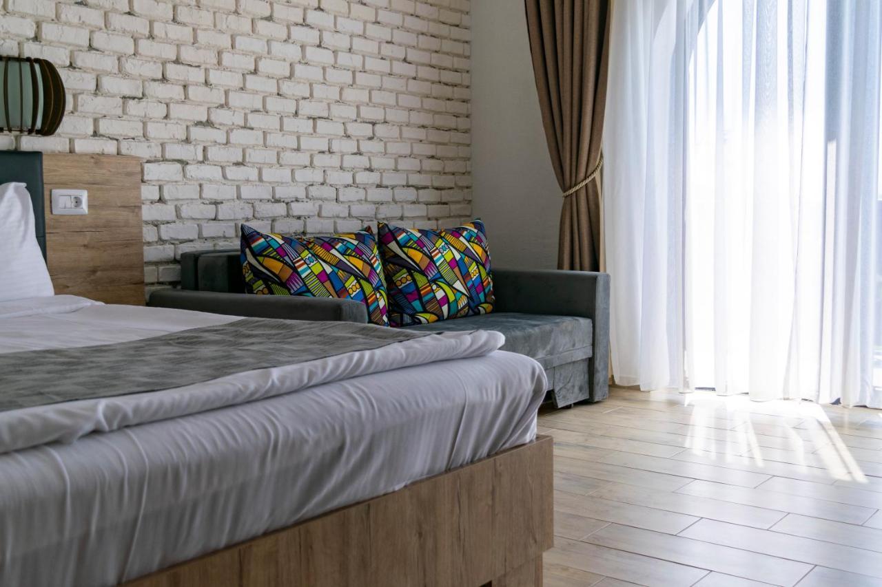 Boutique 23 Hotel Douazeci si Trei August Bagian luar foto