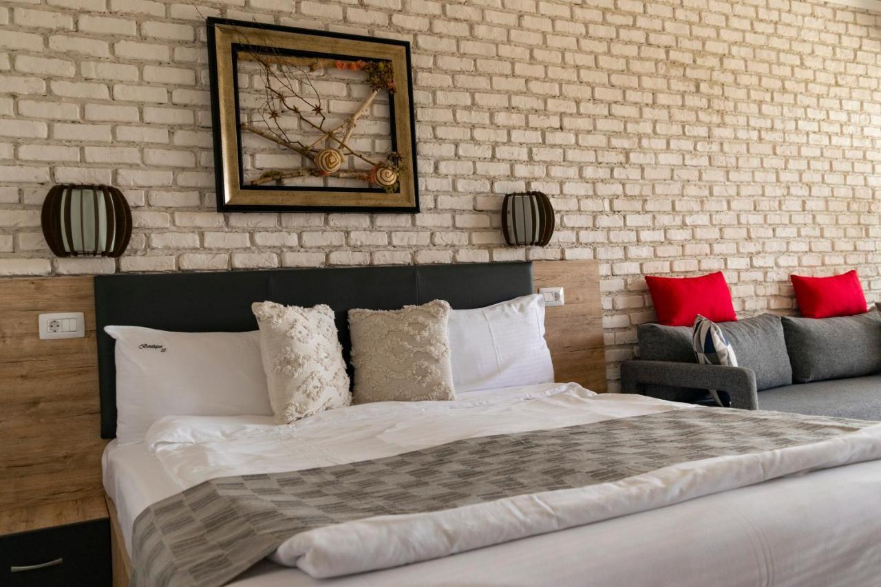 Boutique 23 Hotel Douazeci si Trei August Bagian luar foto
