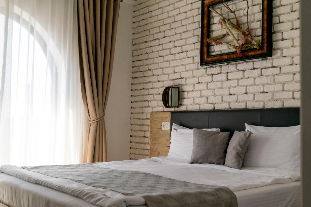 Boutique 23 Hotel Douazeci si Trei August Bagian luar foto