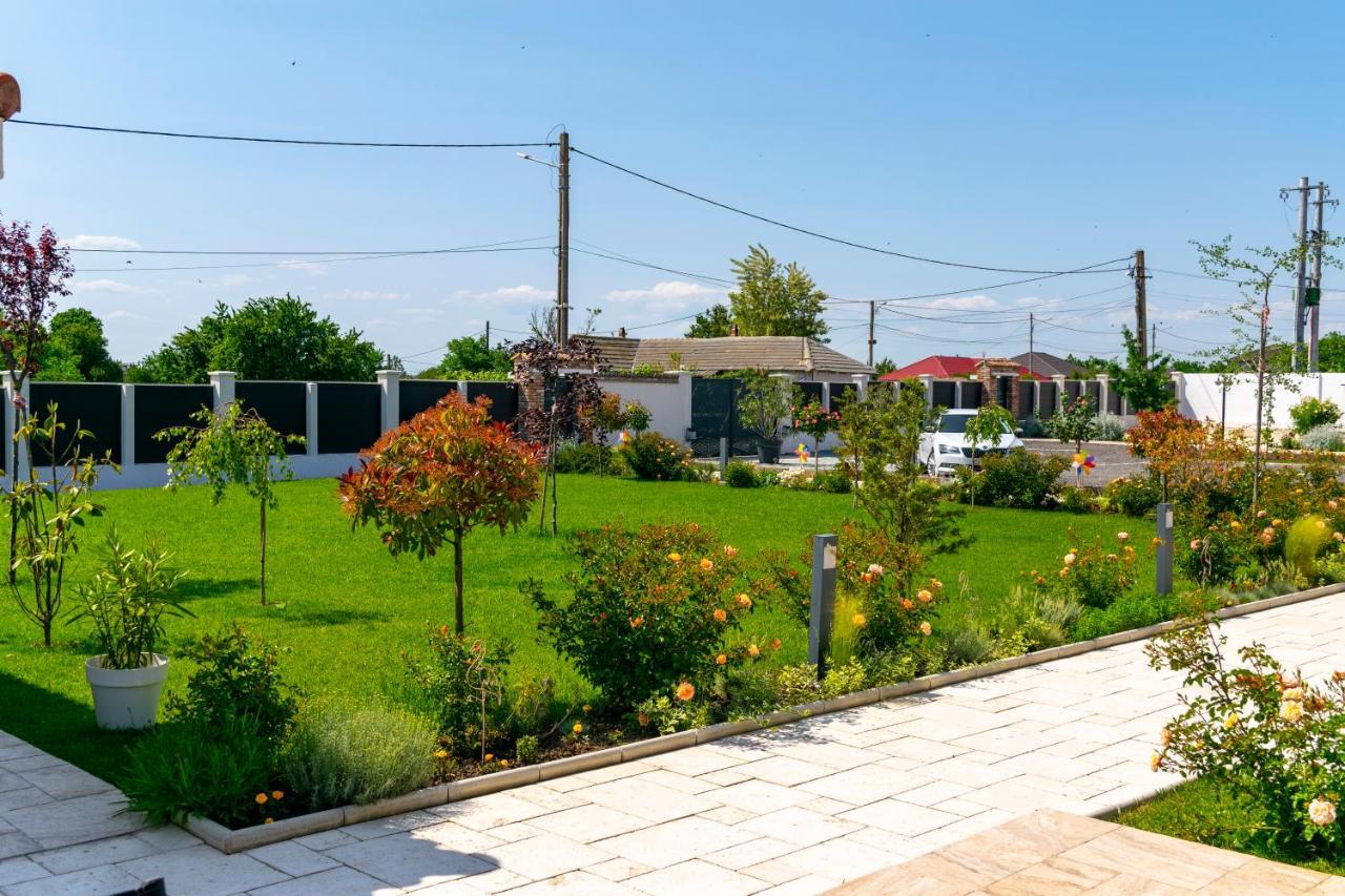 Boutique 23 Hotel Douazeci si Trei August Bagian luar foto