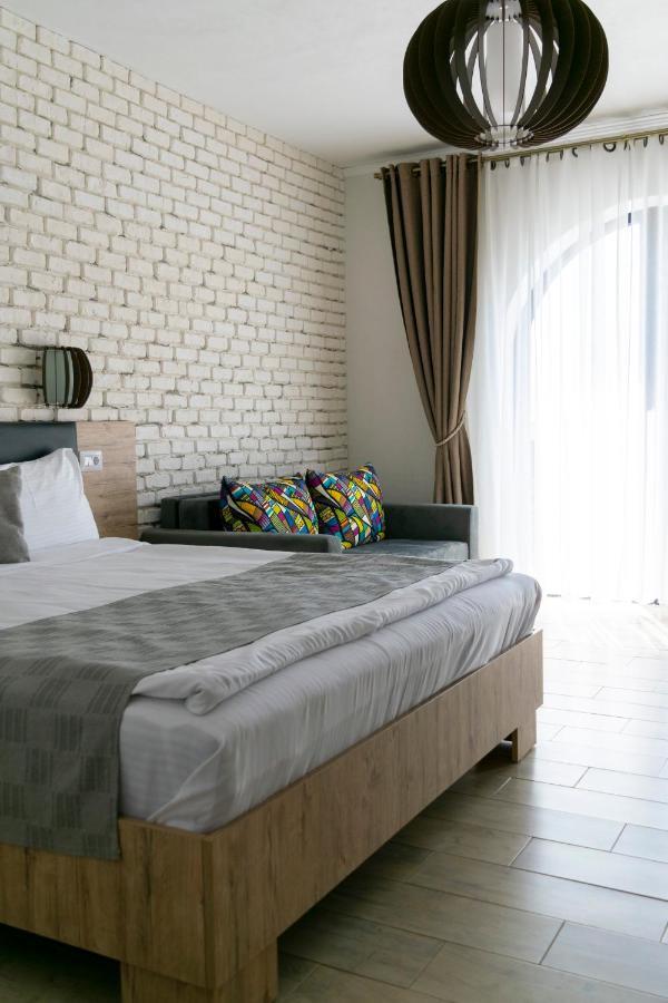 Boutique 23 Hotel Douazeci si Trei August Bagian luar foto