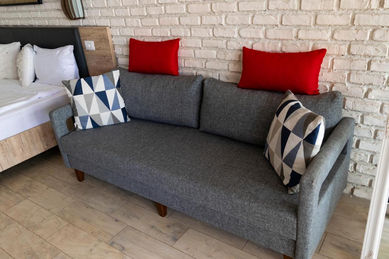 Boutique 23 Hotel Douazeci si Trei August Bagian luar foto