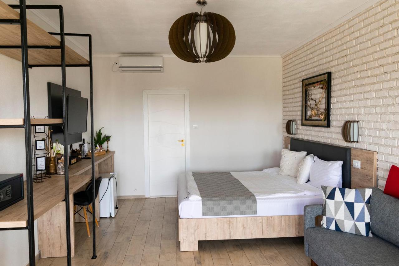 Boutique 23 Hotel Douazeci si Trei August Bagian luar foto