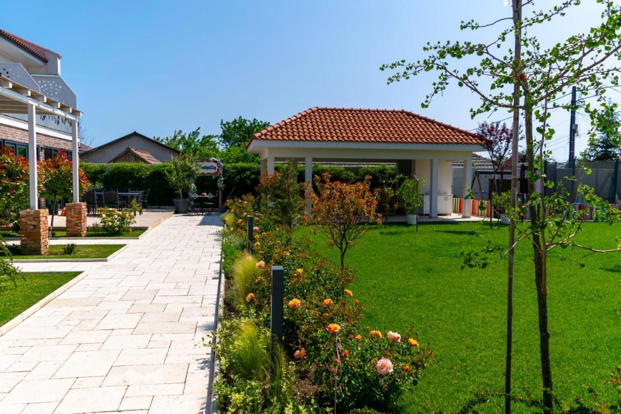 Boutique 23 Hotel Douazeci si Trei August Bagian luar foto