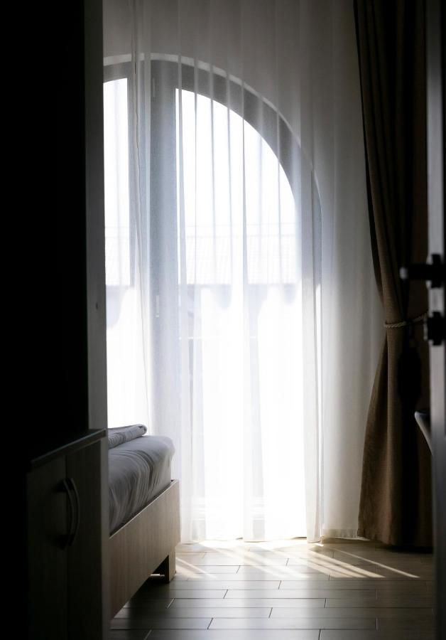 Boutique 23 Hotel Douazeci si Trei August Bagian luar foto