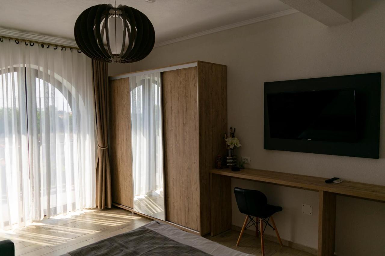 Boutique 23 Hotel Douazeci si Trei August Bagian luar foto