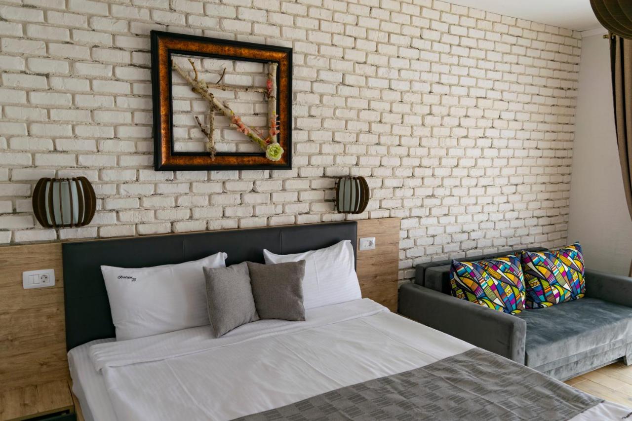 Boutique 23 Hotel Douazeci si Trei August Bagian luar foto
