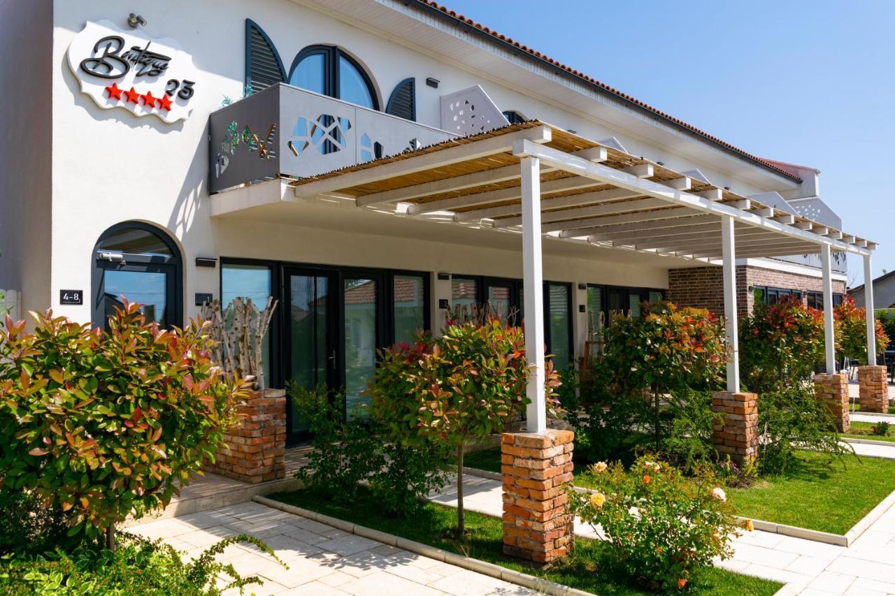 Boutique 23 Hotel Douazeci si Trei August Bagian luar foto