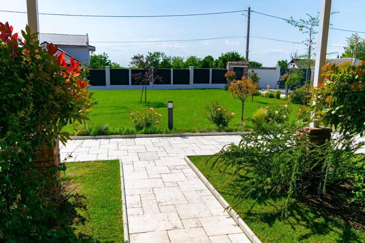 Boutique 23 Hotel Douazeci si Trei August Bagian luar foto