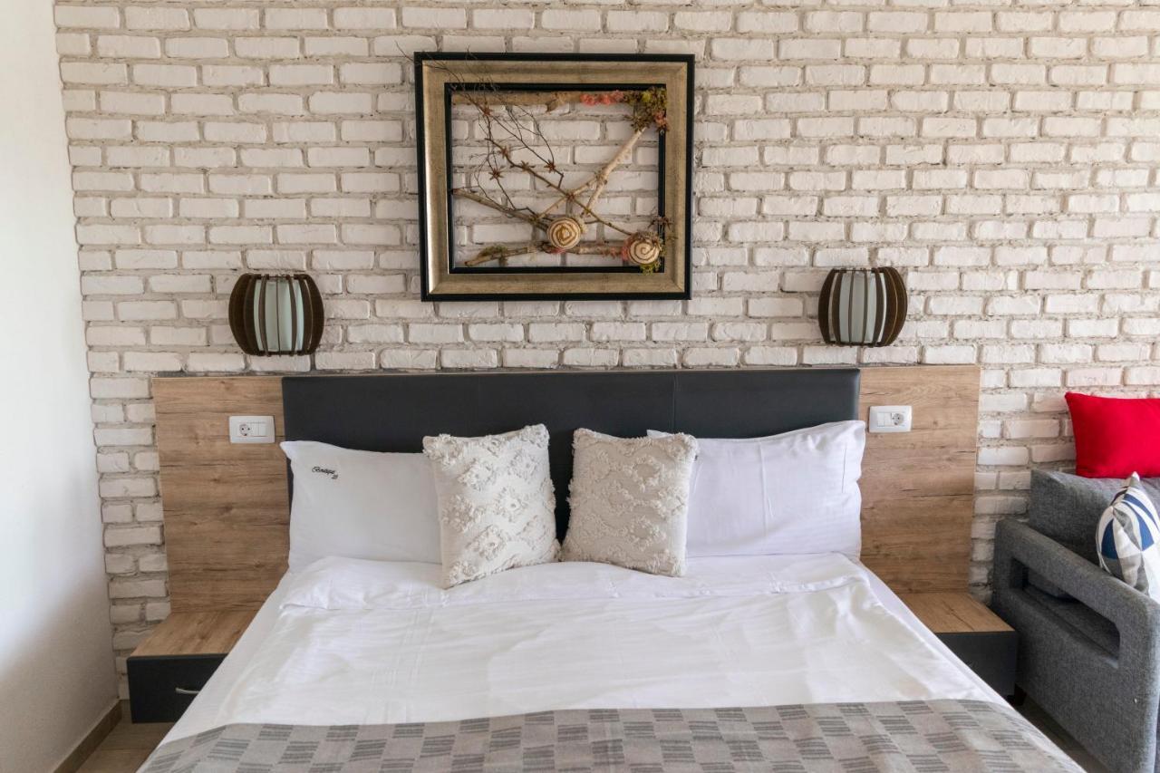 Boutique 23 Hotel Douazeci si Trei August Bagian luar foto