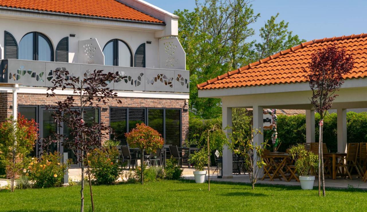 Boutique 23 Hotel Douazeci si Trei August Bagian luar foto
